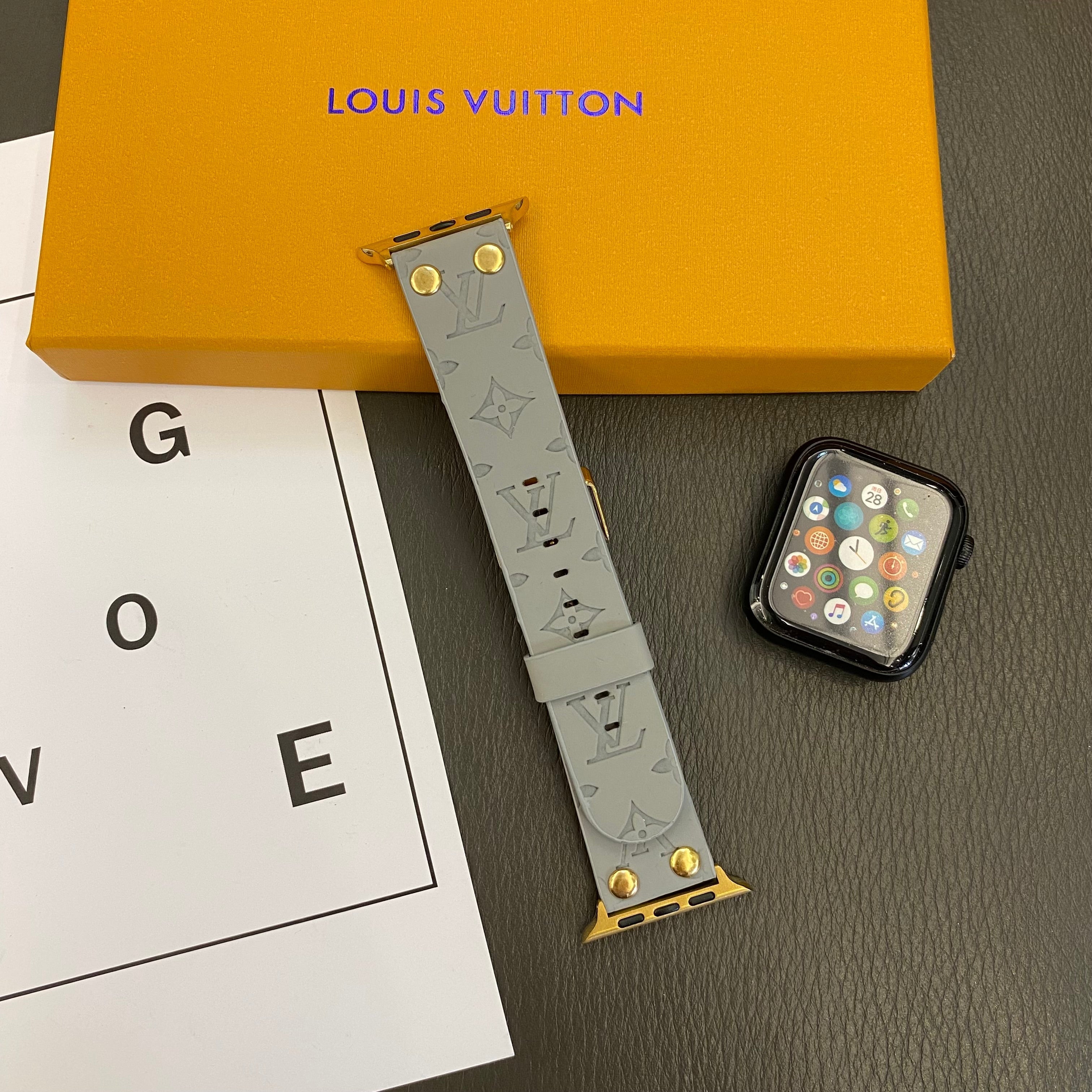 Bracelet de rechange Apple avec décoration en rivets et monogramme en relief WATCH BANDS